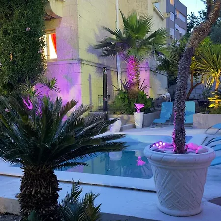 On Location, With Pool, Sea View And Exotic Garden アパート スプリト