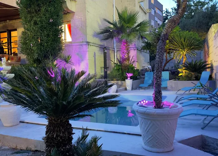 On Location, With Pool, Sea View And Exotic Garden アパート スプリト